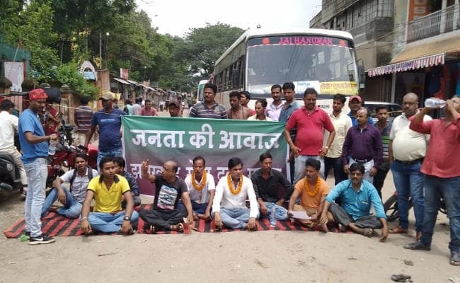 Gumla : दुकानदार उतरे सड़क पर, किया जाम, कहा : बस स्टैंड में सुरक्षा नहीं, सड़क है टूटी, सफाई नहीं होती