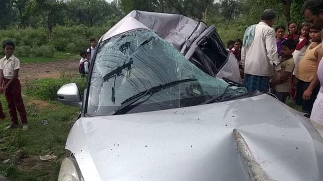 धनबाद में भीषण सड़क हादसे में दो युवकों की मौत, तीन की हालत गंभीर