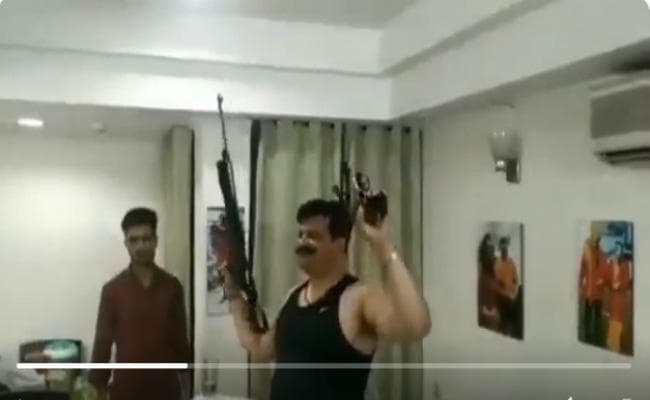 ''तमंचे पर डिस्को'' करते निलंबित विधायक कुंवर प्रणव सिंह चैंपियन का वीडियो वायरल