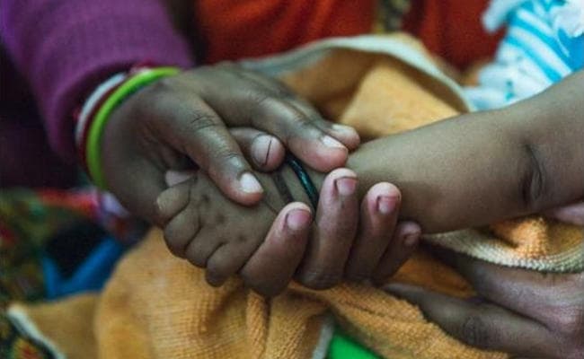 Jamshedpur : इनामी नक्सली कमांडर दंपती के घर आया नन्हा मेहमान, संगीन के साये में बीत रही जिंदगी