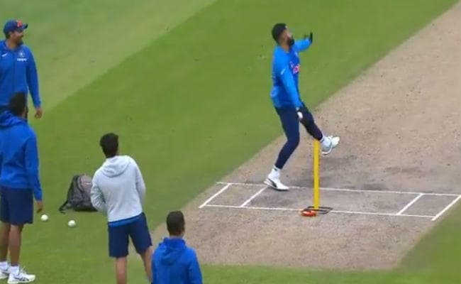 जब बुमराह की तरह गेंदबाजी करने लगे विराट कोहली, देखें VIDEO