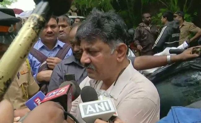 कर्नाटक के मंत्री शिवकुमार को हिरासत में लिया गया, भारी ड्रामा के बीच जबरन बेंगलुरु भेजे गये