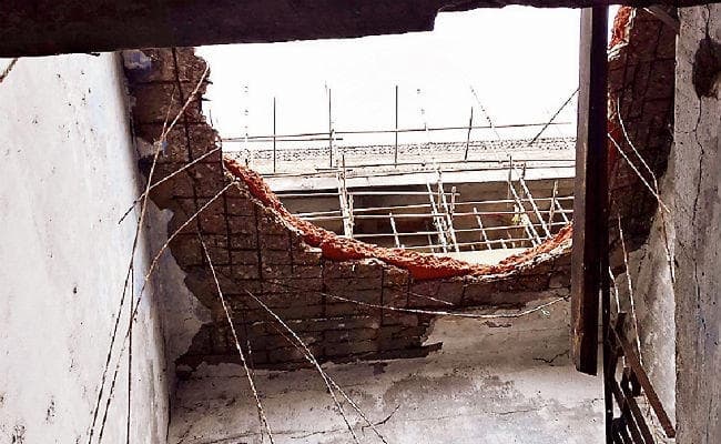 दरभंगा : डीएमसीएच के जर्जर विभाग की छत टूटी