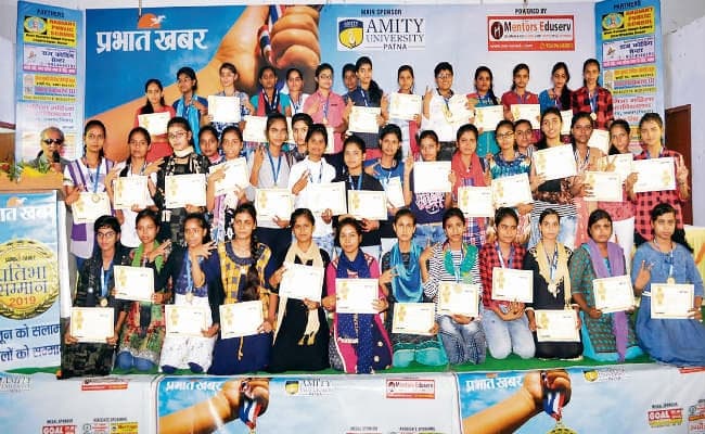 प्रभात खबर प्रतिभा सम्मान समारोह : बक्सर में 500 मेधावी छात्रों को किया गया सम्मानित