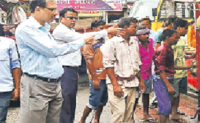 सड़क पर लगायी दुकानों को हटाया, वसूला जुर्माना