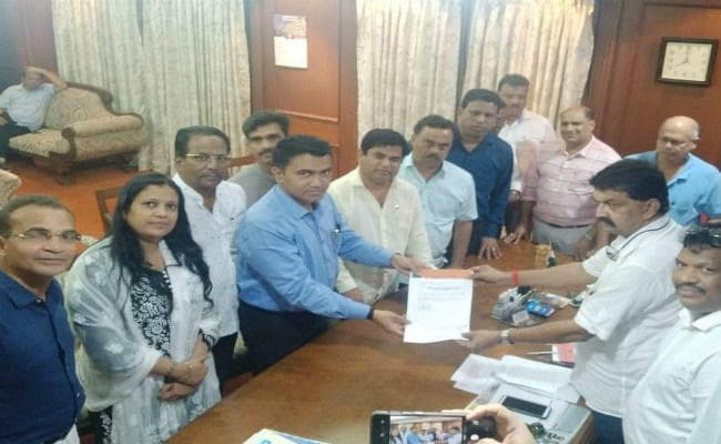 कर्नाटक के बाद गोवा में कांग्रेस को बड़ा झटका , 15 में 10 विधायकों ने थामा भाजपा का हाथ