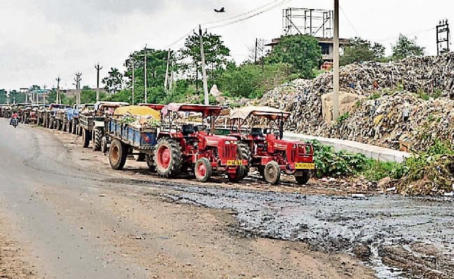 रांची : झिरी में ट्रैक्टर मालिकों ने की हड़ताल, नहीं उठाया कचरा