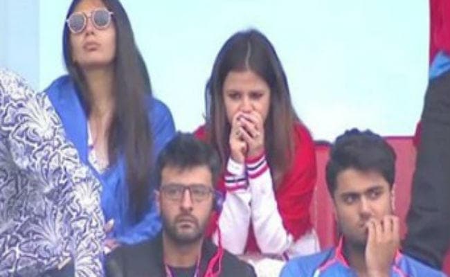 World Cup 2019 : साक्षी धौनी ने हाथ जोड़कर मांगी दुआ, फिर सिर पकड़कर बैठ गयीं, देखें वायरल वीडियो