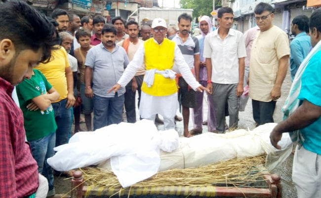 सीमेंट व्यवसायी के कर्मी की मौत के बाद लोगों का फूटा गुस्सा, शव के साथ जाम की NH, लोगों ने पुलिस को खदेड़ा