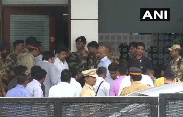 कर्नाटक संकट : बागी विधायक बेंगलुरु रवाना, कहा - स्पीकर से मिलेंगे, इस्तीफे वापस नहीं लेंगे