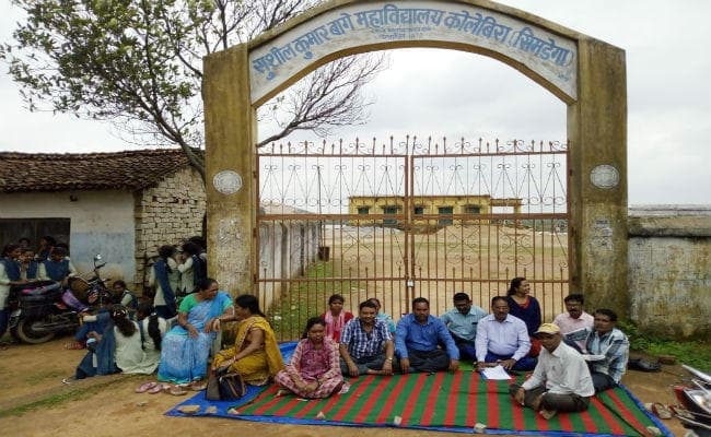 सिमडेगा : 5 सूत्री मांगों को लेकर कॉलेज कर्मियों ने मुख्य गेट पर जड़ा ताला, धरने पर बैठे