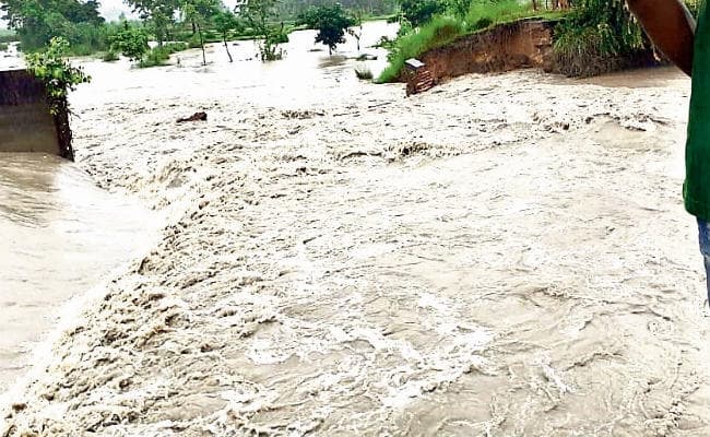 कोसी व महानंदा में उफान गांवों में घुसा बाढ़ का पानी