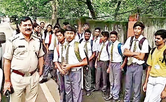 रांची : सुरेंद्रनाथ स्कूल की बस में शॉर्ट सर्किट से निकलने लगा धुआं