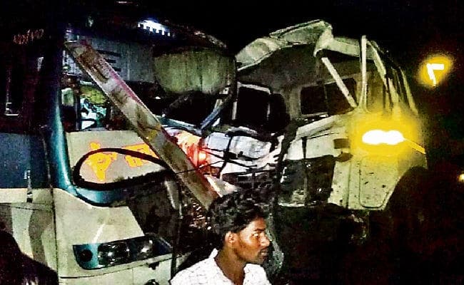 रांची से हजारीबाग जा रही बस की हाइवा से टक्कर, 15 घायल