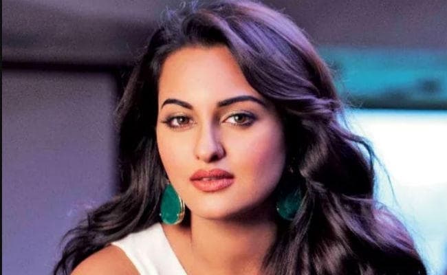 धोखाधड़ी केस: सोनाक्षी सिन्‍हा पर मुकदमा दर्ज, मुंबई पहुंची यूपी पुलिस