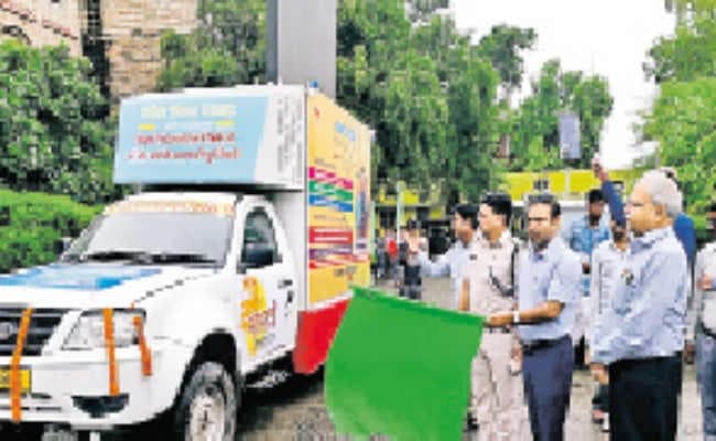 डीएम व एसपी ने सारथी रथ को किया रवाना