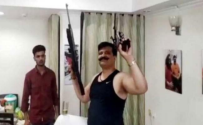 ''तमंचे पे डिस्को'' करने वाले विधायक चैंपियन पर गिरी गाज, भाजपा ने पार्टी से निकाला