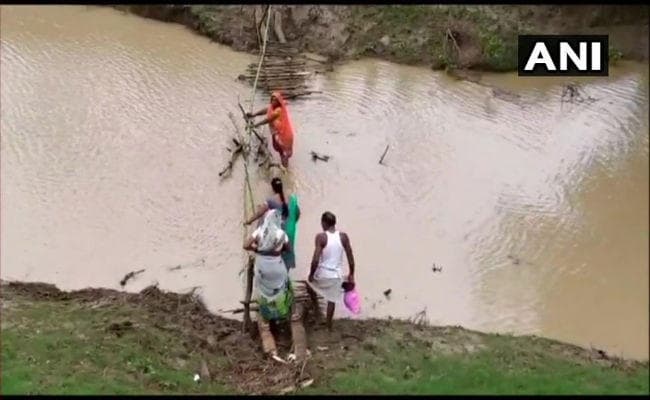 बारिश का कहर: गर्भवती महिला को नाव से पहुंचाया अस्पताल, बांस के सहारे उफनती नदी पार कर रहे लोग