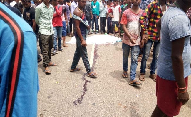 गुमला : बीच सड़क पर राजमिस्त्री को रोका, मार दी गोली, मौत, एनएच 43 जाम
