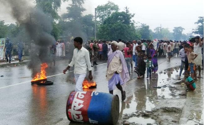 नालंदा में जेडीयू नेता की पुलिस कस्टडी में मौत के बाद फूटा जनाक्रोश, आगजनी, पथराव के बाद लाठीचार्ज