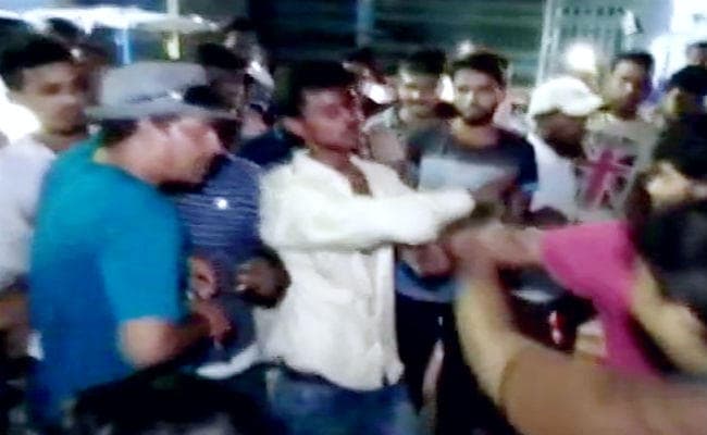 स्थानीय लोगों ने लूटपाट करते लुटेरे को धर दबोचा, धुनाई करने के बाद पुलिस को सौंपा, देसी कट्टा बरामद