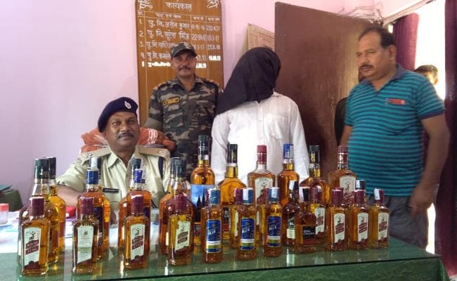 Jharkhand : रजरप्पा मंदिर परिसर से भारी मात्रा में शराब बरामद, एक गिरफ्तार