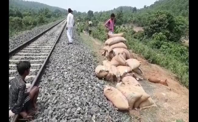 मालगाड़ी का इंजन हुआ फेल, तीन बोगियों से लूट लिया गया सैकड़ों बोरी चावल