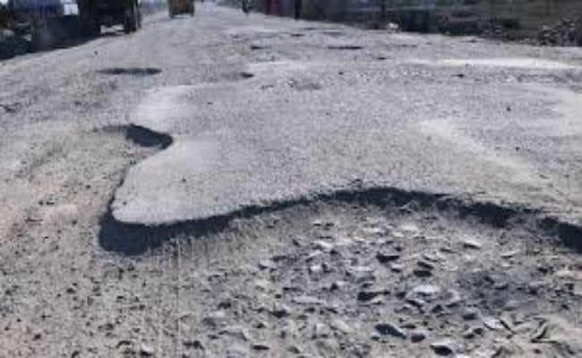 हर बार गर्मी में बनती है सड़क, बारिश में हो जाते है बड़े-बड़े गड्ढे