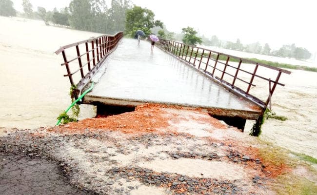 बाढ़ के पानी से बहा पुल, प्रखंड मुख्यालय से कई गांवों का संपर्क टूटा, रेल सेवा बाधित, अलर्ट जारी