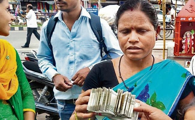 ईमानदारी की मिसाल: 500 के नोटों की गड्डी लेकर महिला ढूंढ रही है शख्‍स को, जानें पूरा मामला