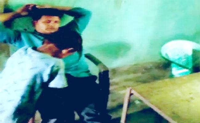 पढ़ाने के बजाय बच्चे से मसाज कराते शिक्षक का वीडियो वायरल, शिक्षक ने आरोपों को बताया बेबुनियाद