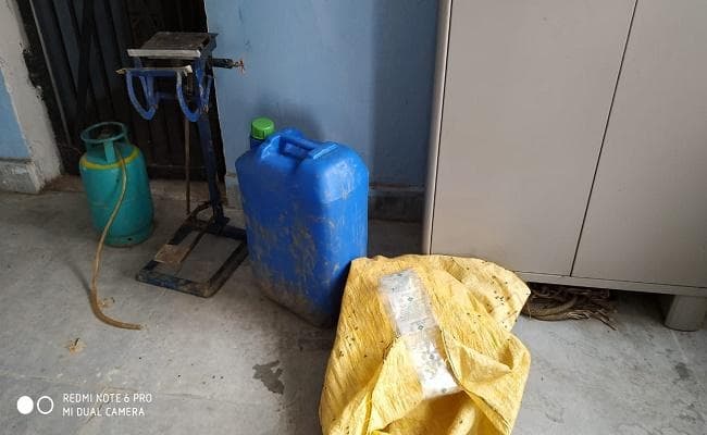 बिहार : औरंगाबाद में पुलिस ने शराब फैक्ट्री का किया उद्भेदन