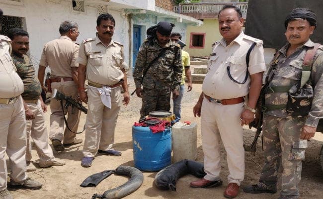 इचाक : करीमाटी गांव में पुलिस का छापा, चार शराब भट्ठा ध्वस्त, 435 लीटर महुआ शराब जब्त