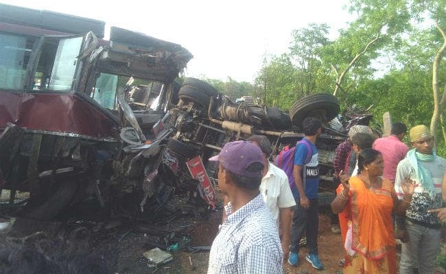 इचाक : कुबरी घाटी में बस-ट्रक में सीधी टक्कर, ट्रक चालक की मौत, बस के दर्जनों यात्री घायल