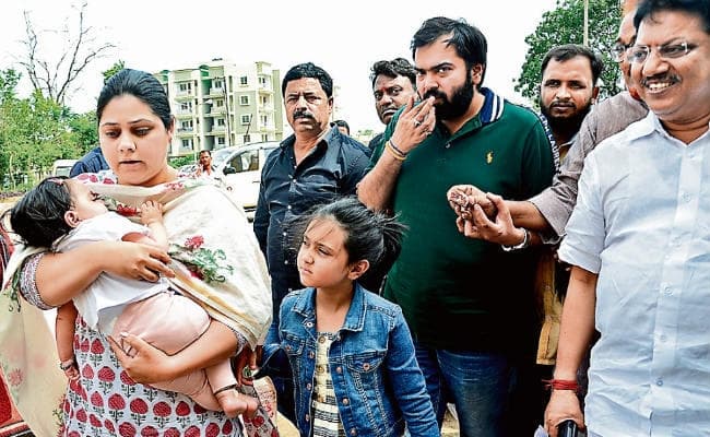 रांची : लालू से मिलने पहुंचे बेटी, दामाद और समधी, कहा- लालू जल्द परिवार के बीच होंगे