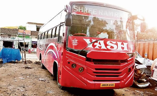 पलामू : करंट से छत पर बैठे एक मजदूर की मौत, खंभे से झूल रहे बिजली के तार की चपेट में आयी बस