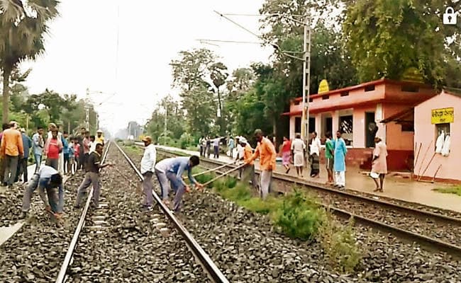 वैशाली : बारिश से बेनीपट्टी पिरापुर हॉल्ट के पास ट्रैक धंसा