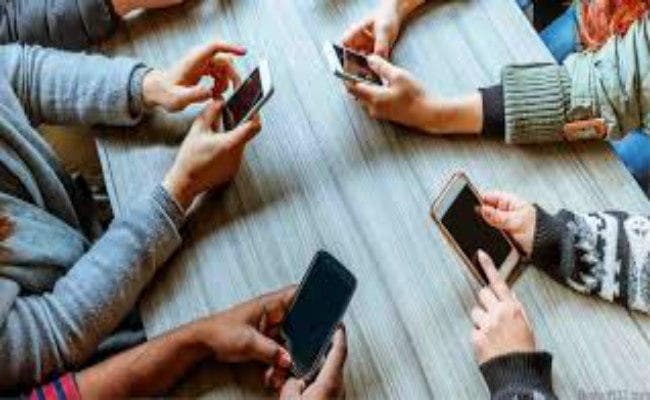घर में रहने पर कैसे समय बिताते हैं लोग, जानने के लिए सरकार करा रही सर्वे