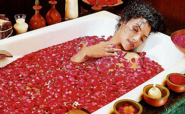 चिपचिपी गर्मी से राहत दिलाएं ये कूल बाथ