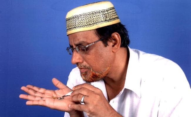 गोल्ड से बनायी वर्ल्ड कप, बैट और बॉल की सबसे छोटी प्रतिकृति