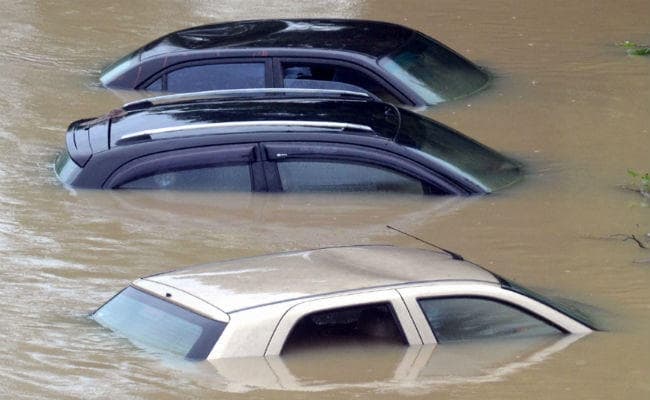 बंगाल में बारिश का कहर जारी, जलपाईगुड़ी में एक की मौत