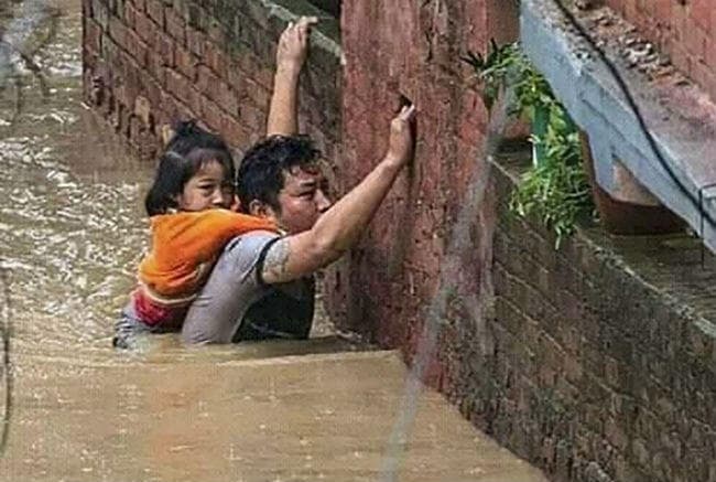 मैदान से पहाड़ तक बारिश-बाढ़ का कहर: देखें, कुछ भयावह तस्वीरें