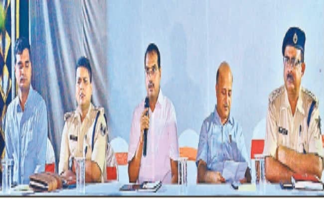 श्रद्धालुओं के सवालों पर उखड़ें नहीं, उन्हें धैर्यपूर्वक जानकारी दें और मदद भी करें