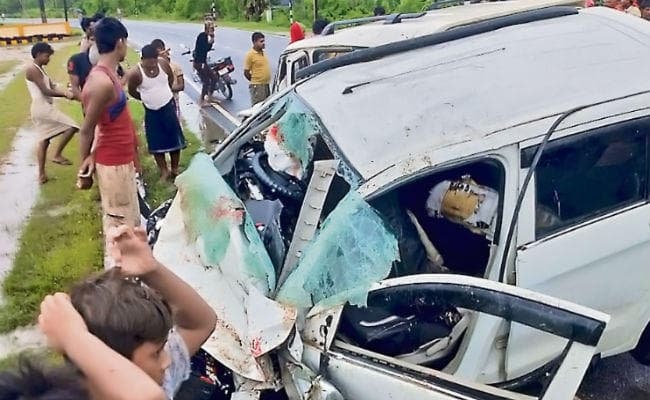 बेतिया : स्कॉर्पियो और कार की टक्कर में डॉक्टर और सहयोगी की मौत