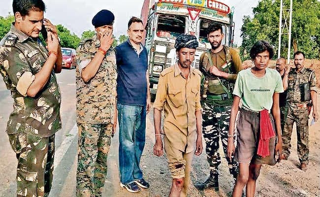 बगोदर : मॉब लिंचिंग रोकने पहुंची पुलिस पर हमला, लाठी चार्ज व फायरिंग