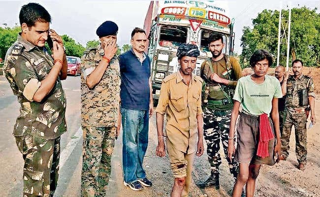 बगोदर : मॉब लिंचिंग रोकने पहुंची पुलिस पर हमला, लाठी चार्ज व फायरिंग, रुक-रुककर हो रहा था पथराव