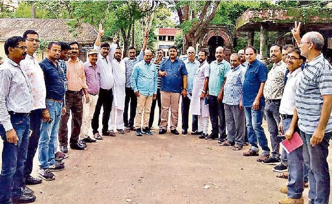 रांची : प्राथमिक से लेकर इंटर कॉलेज तक के शिक्षक हुए आंदोलित, सरकार पर शिक्षकों की अनदेखी करने का लगाया आरोप