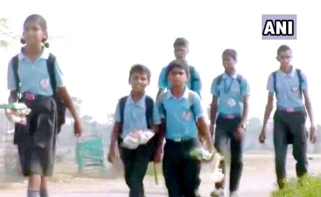 अनूठा अभियान : स्कूल फीस के रूप में बच्चे देते हैं कचरा, आसपास के गांवों में दिखने लगा स्वच्छता का असर