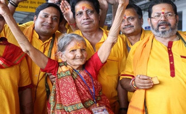 हर साल कांवड़ ले जाती हैं 100 साल की माता बम