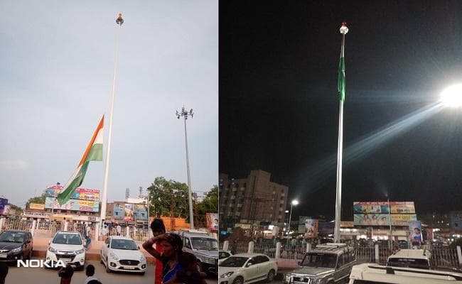 बिहार : गया जंक्शन के बाहरी परिसर में क्षतिग्रस्त तिरंगे को उतारकर फहराया गया नया तिरंगा